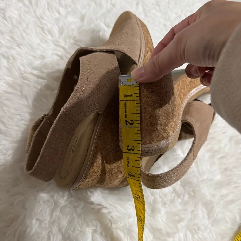 Clarks Tan Sandals Size 7.5